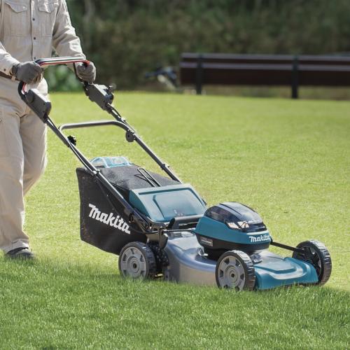 MLM540Dで広範囲の芝を刈るイメージ