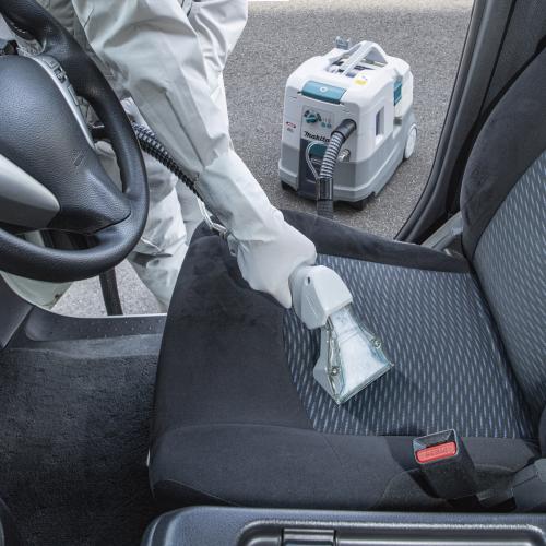 PE001Gで自動車のシートを洗浄するイメージ